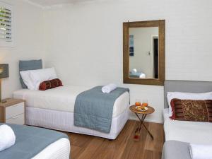 A bed or beds in a room at Kendalls Beach HideAway - 3 nights for price of 2 during winter months
