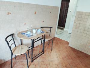 a small table and chairs in a room at Apartament Centrum Bartoszyce in Bartoszyce