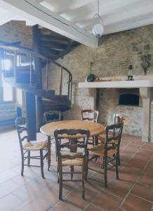 uma sala de jantar com uma mesa de madeira e cadeiras em Terraloft, Calme, Authenticité et Vue sur la vallée em Sombernon
