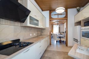 Kuchyň nebo kuchyňský kout v ubytování Apartment Riva