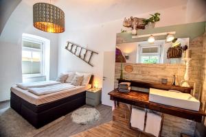 sypialnia z łóżkiem, umywalką i lustrem w obiekcie Ap9210 w mieście Pörtschach am Wörthersee