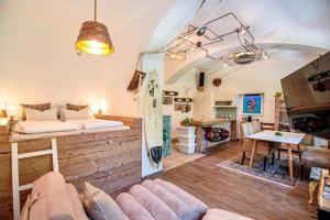 salon z ceglaną ścianą i kanapą w obiekcie Ap9210 w mieście Pörtschach am Wörthersee