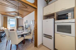 Kuchyň nebo kuchyňský kout v ubytování Apartment Riva