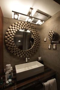 La salle de bains est pourvue d'un lavabo et d'un grand miroir. dans l'établissement 1850 Hotel Boutique, à Guanajuato