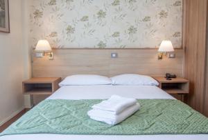 Voodi või voodid majutusasutuse Hotel Dei Fiori toas