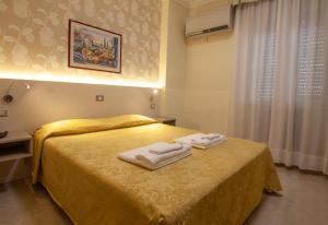 Voodi või voodid majutusasutuse Hotel Dei Fiori toas