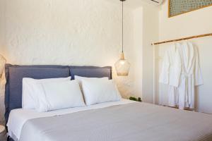Posteľ alebo postele v izbe v ubytovaní Μuses Suites