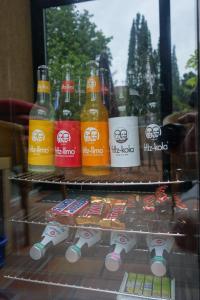wystawa butelki piwa w sklepie w obiekcie Pension am Helenenwall w Kolonii