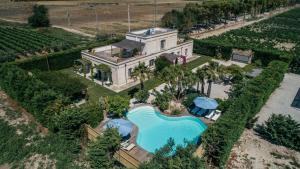 een luchtzicht op een herenhuis met een zwembad bij Casina Metrano-Castello Monaci in San Pancrazio Salentino