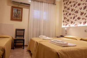 Voodi või voodid majutusasutuse Hotel Dei Fiori toas