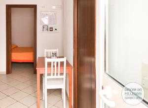 ポリニャーノ・ア・マーレにあるDimora dei Pellegriniの小さな部屋の小さなテーブルと椅子