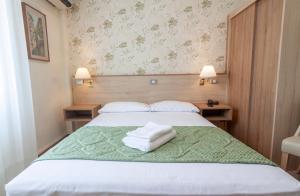 Voodi või voodid majutusasutuse Hotel Dei Fiori toas