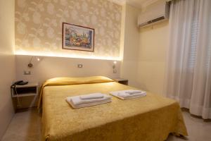 Voodi või voodid majutusasutuse Hotel Dei Fiori toas