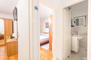 Et badeværelse på Apartments Dobronic