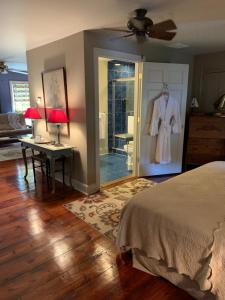Ένα ή περισσότερα κρεβάτια σε δωμάτιο στο The Lily Inn - Burlington