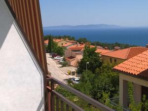 uma varanda com vista para uma cidade e para o oceano em North Adriatic View Apartment em Rabac