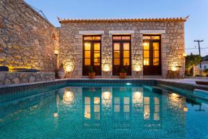 Der Swimmingpool an oder in der Nähe von Mare Monte Luxury Suites