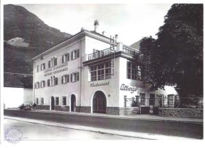 ein Schwarz-Weiß-Foto eines Gebäudes in der Unterkunft Albergo Casagrande in Leifers