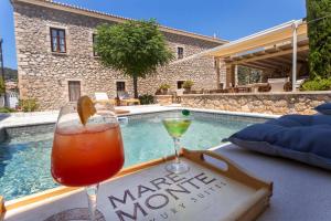 Der Swimmingpool an oder in der Nähe von Mare Monte Luxury Suites