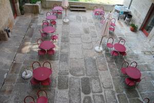 Um restaurante ou outro lugar para comer em HI Guimaraes - Pousada de Juventude