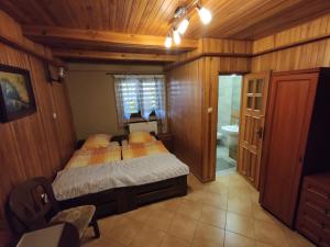 Pokoje Gościnne Majka في مارونجوفو: غرفة نوم صغيرة بها سرير وحمام