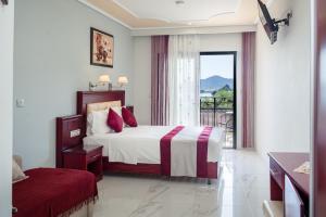 a hotel room with a bed and a balcony at Hotel Villa Nisteri in Limenas