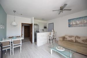 salon z kanapą i stołem w obiekcie Apartment Sandrina w Novalji
