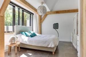 een slaapkamer met een bed en een raam bij Villa Vita in Bergen