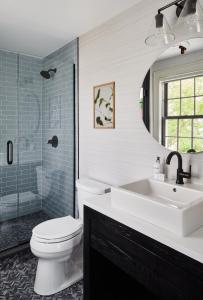 uma casa de banho com um WC, um lavatório e um espelho. em The Edgartown Inn, The Edgartown Collection em Edgartown