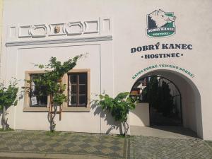 Framhlið eða inngangur Dobrý Kanec - Hostinec