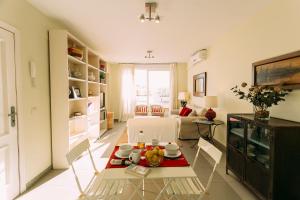 un soggiorno con tavolo e frutta di Ático con terraza en el centro de Sevilla a Siviglia