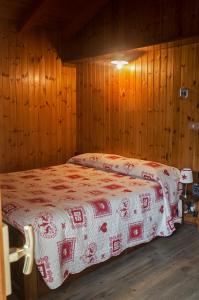 a bedroom with a bed in a wooden room at Chalet indipendente in centro a Valtournenche in Valtournenche