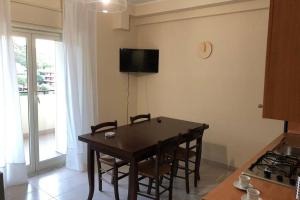 Televízia a/alebo spoločenská miestnosť v ubytovaní Casa vacanze, a due passi da Taormina (ME)