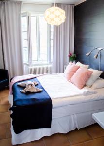 um quarto com uma cama grande e uma toalha em Park Hotell em Örnsköldsvik