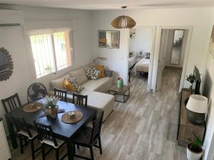 salon z kanapą i stołem w obiekcie Pedregalejo Beach House w Maladze