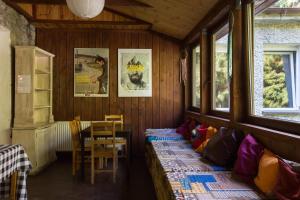 Posezení v ubytování Hostel Szczelinka
