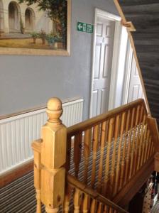 eine Holztreppe, die zu einer weißen Tür führt in der Unterkunft Sherwood Lodge in Skegness