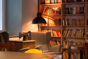 a living room with a book shelf filled with books at Hostel Szczelinka in Pasterka