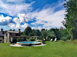 a yard with a swimming pool and a house at Holiday House VUKI in Nedeščina