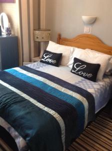 En eller flere senge i et værelse på Sherwood Lodge