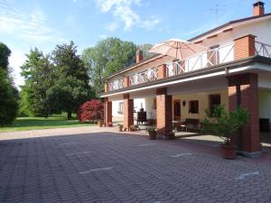 ein großes Gebäude mit Terrasse und Balkon in der Unterkunft Corte Isolo in Goito