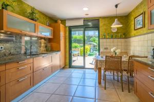 Kuchyň nebo kuchyňský kout v ubytování VIlla Jaruco Lux, exclusiva zona residencial con Piscina & Aircon