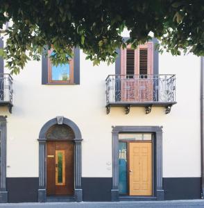 een gebouw met 2 deuren en een balkon bij Casa Nina in Agerola