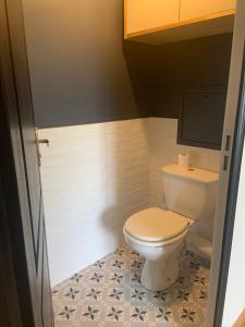 a bathroom with a toilet and a tiled floor at Luxury Appartement Disneyland in Magny-le-Hongre