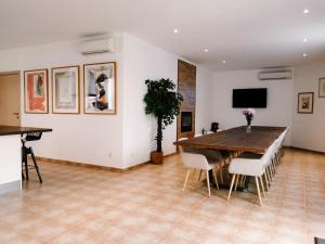 a dining room with a table and chairs and a television at Maison San Giovanni in Corte