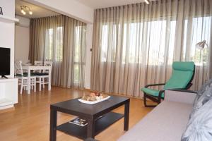 Foto da galeria de Spacious 2BDR - FREE Parking - Walk Everywhere - 300 Mbps WiFi em Varna City