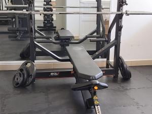 a gym with a bench in a room at Hotel Rockaway in Puerto Escondido