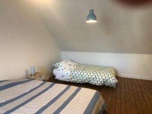 - une chambre avec 2 lits dans l'établissement Appartement à 2 minutes de la plage 5 places, à Berck-sur-Mer