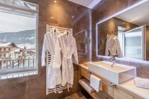 Nespecifikovaný výhled na hory nebo výhled na hory při pohledu z hotelu