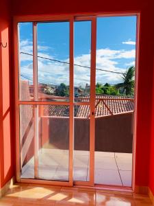 szklanymi drzwiami z widokiem na balkon w obiekcie Casa em Gravata mobiliada w mieście Gravatá